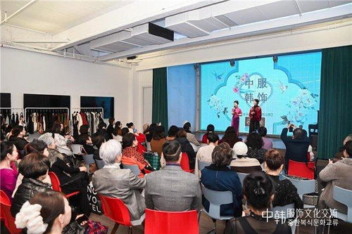 跨界交融 中韩服饰文化首次时装交流展亮相王小慧艺术馆